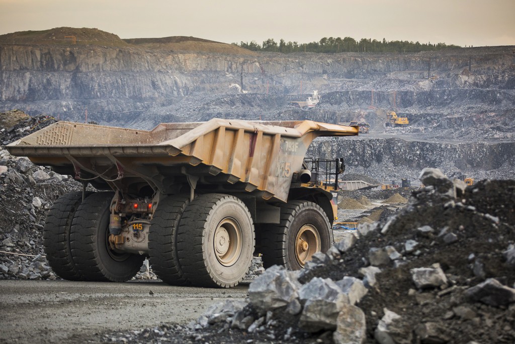 Camion minier avec la mine en arrière-plan